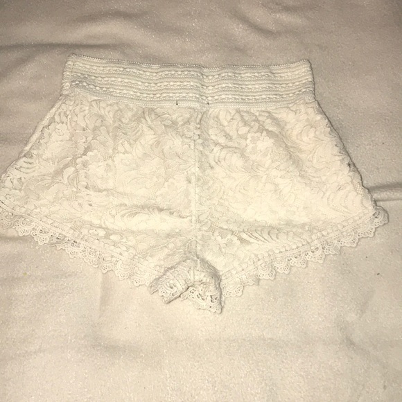 Ambiance cream/offwhite lace shorts size medium - Picture 1 of 4